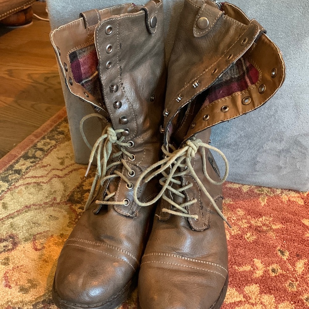 Combat boots